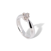 Anello solitario in oro bianco 18 kt con diamante 0.29 ct VVS G – Amore eterno ed eleganza firmata Idee Preziose dal 1987 - IP.AK18B/19D